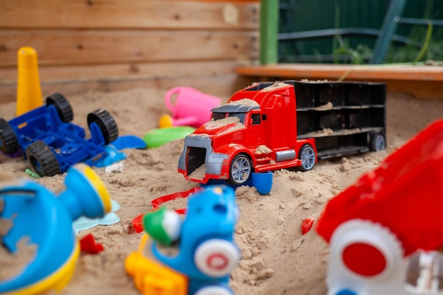 Bac à sable en bois pour enfants avec divers jouets pour le jeu