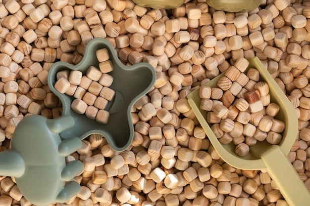 Un bac à sable moderne pour enfants avec des jouets Remplisseur de bac à sable sous forme de petits cubes en bois