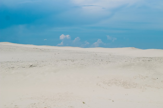 Bac à sable paysage avec une bande de ciel bleu avec des nuages