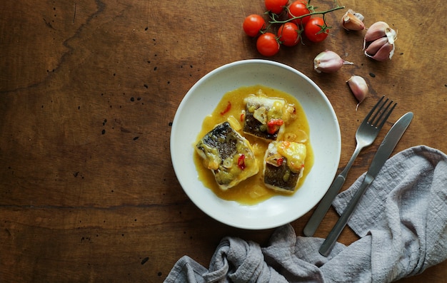 Bacalao al pil pil, morue salée à la sauce émulsionnée à l&#39;huile d&#39;olive, cuisine espagnole, pays basque