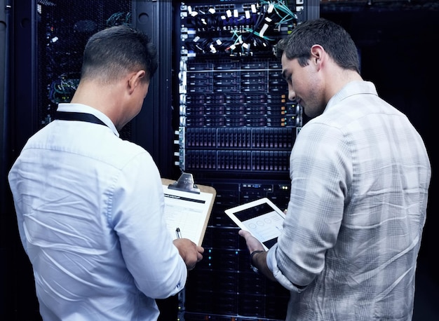 Back centre de données et les gens avec l'ingénieur d'ordinateur tablette et la liste de contrôle pour la collaboration ou le travail d'équipe Technicien d'analyse et de matériel dans la salle de serveur pour la maintenance de mise à jour du système ou la sécurité informatique