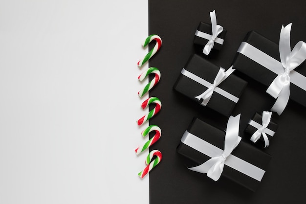 Backgound de Noël avec des cannes de bonbon et des cadeaux
