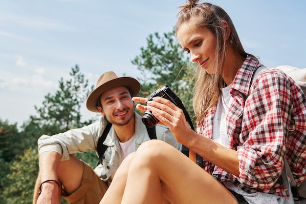 Backpacker à l'aide d'appareil photo dans les montagnes