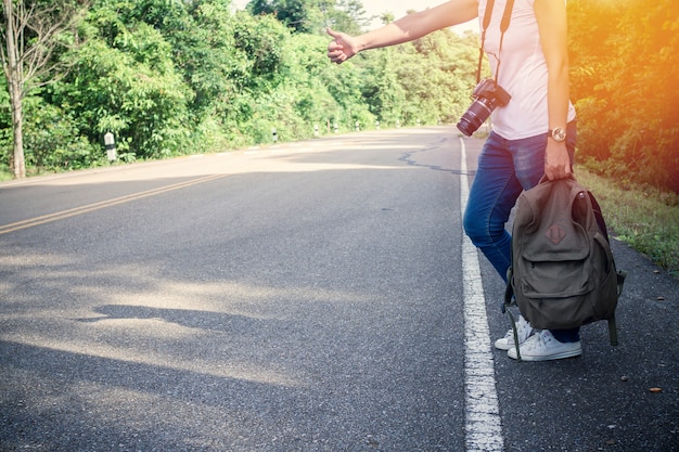 backpacker dans la rue du parc de la forêt en agitant