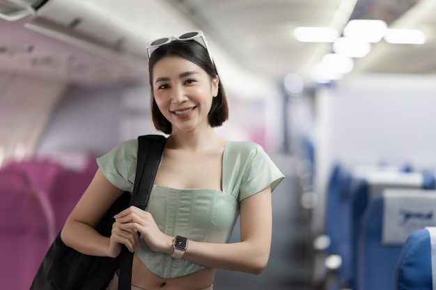 Backpacker femme asiatique dans l'avion à destination Travel concept