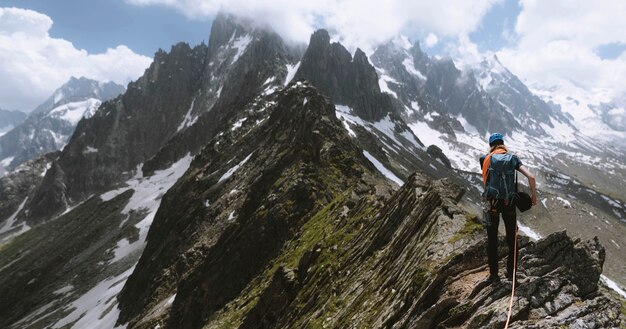 Backpacker randonnée dans les Alpes de Chamonix en France