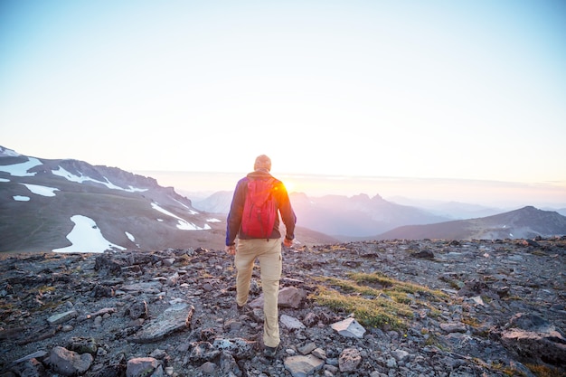 Backpacker en randonnée dans les montagnes d'automne