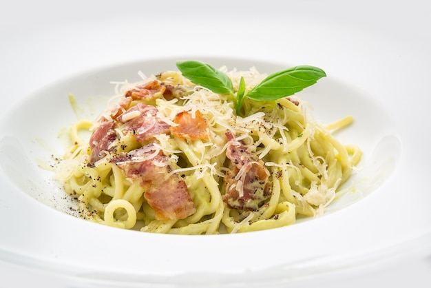 Bacon Bucatini Carbonara et fromage parmesan sur une assiette