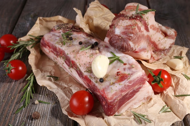 Bacon cru aux épices et tomates sur table en bois