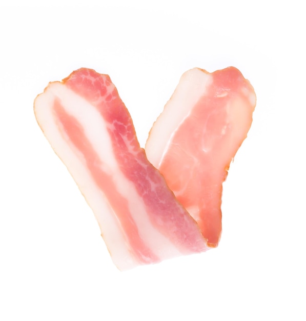 Bacon cru isolé sur fond blanc