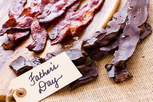 Bacon enrobé de chocolat avec du sel.