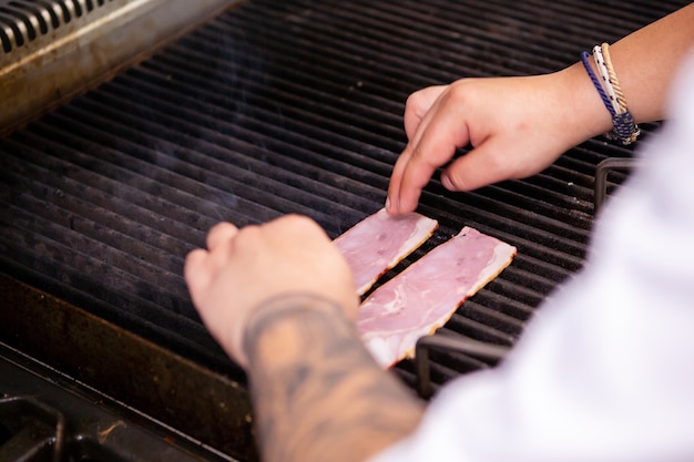 Bacon grillé par le chef en cuisine restaurant. Délicieuse cuisine rapide