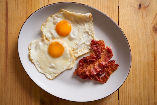 Bacon et œufs au petit déjeuner