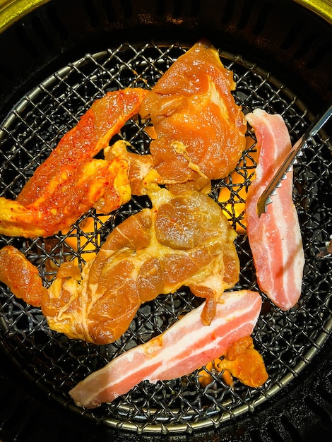 Bacon et porc grillés sur la cuisinière