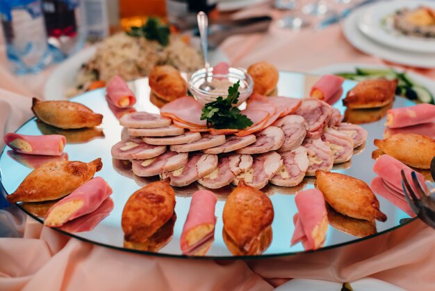 Photo bacon et porc tranchés avec du fromage pour charcuterie et des collations sur une assiette au restaurant