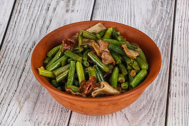 Photo bacon rôti aux haricots verts et épices