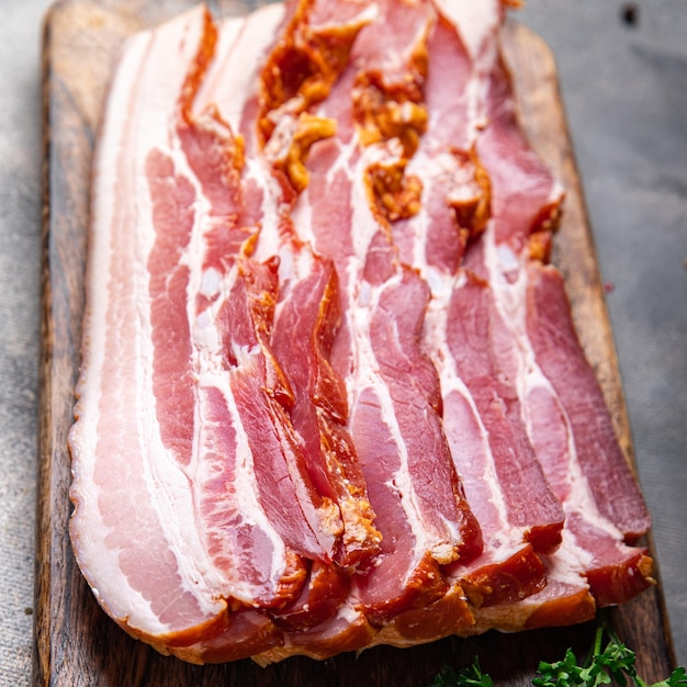 bacon saindoux lanières de viande de porc repas sain nourriture collation régime alimentaire sur la table copie espace arrière-plan alimentaire