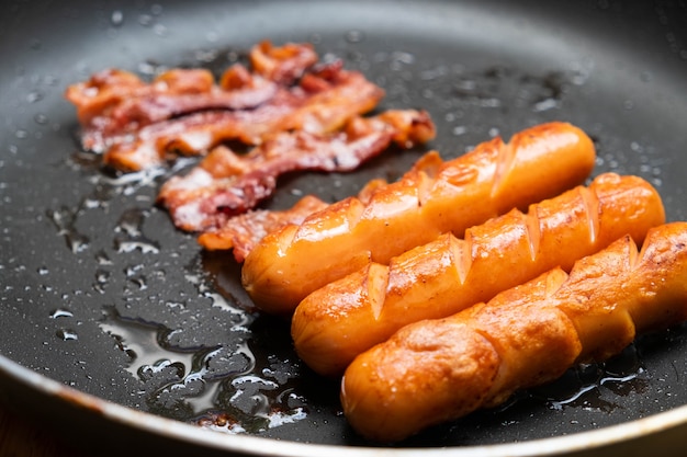 Photo bacon et saucisse dans une casserole