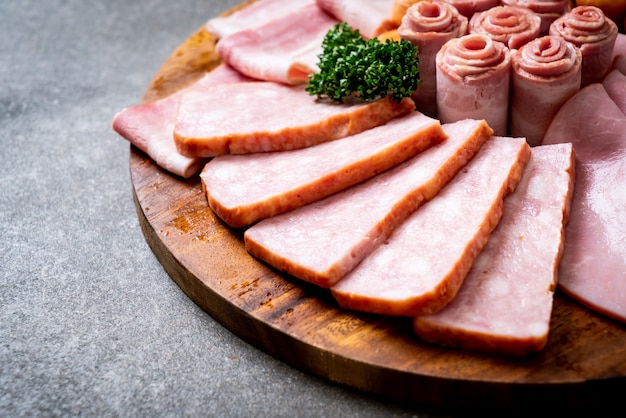 bacon, saucisse, jambon fumé et bacon barbecue