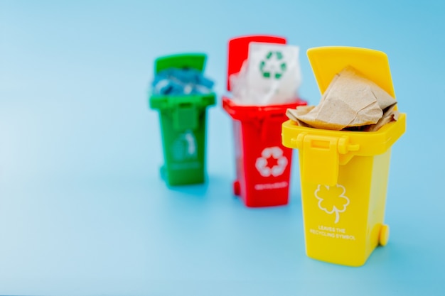 Bacs de recyclage jaune, vert et rouge avec symbole de recyclage