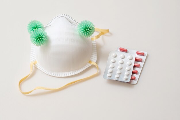 Les bactéries virales sur masque médical avec des comprimés comprimés sur la table