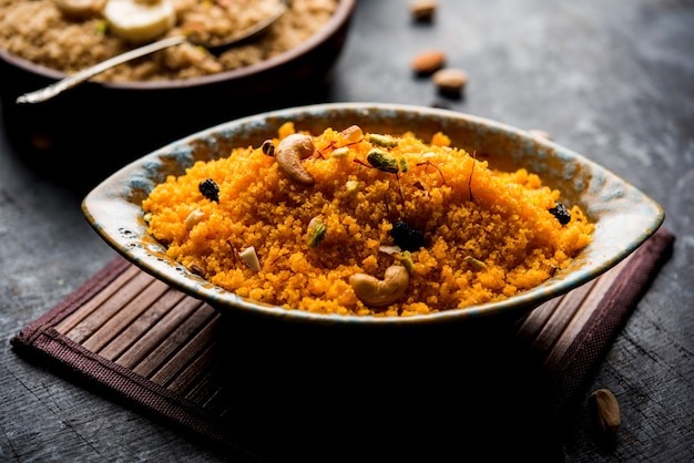 Badaam kesar shira ou Sheera ou halwa au safran aux amandes, dessert indien populaire servi dans un bol. mise au point sélective