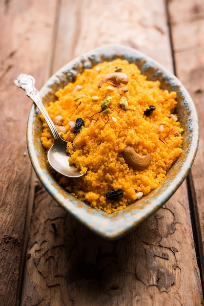 Badaam kesar shira ou Sheera ou halwa au safran aux amandes, dessert indien populaire servi dans un bol. mise au point sélective