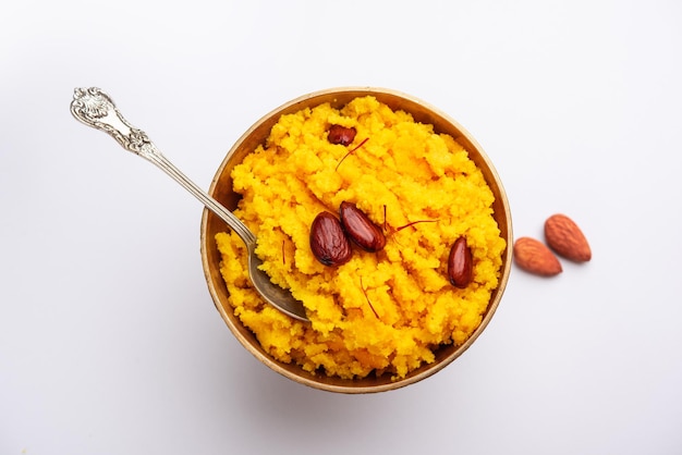 Badam Halwa ou sheera également connu sous le nom de Almond Halwa est un plat sucré traditionnel indien préparé à base de lait et d'amandes