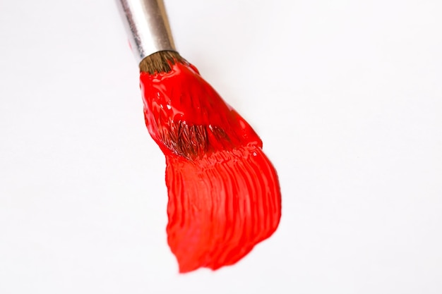 Badigeonner de peinture rouge sur une feuille de papier