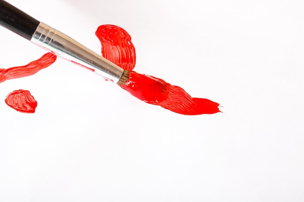 Badigeonner de peinture rouge sur une feuille de papier