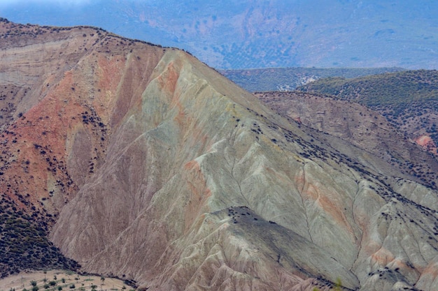 Badland terres rouges sans végétation du géoparc de Grenade