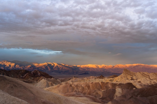 Badlands accidentés Chaîne de montagnes Amargosa Death Valley Zabriske Point