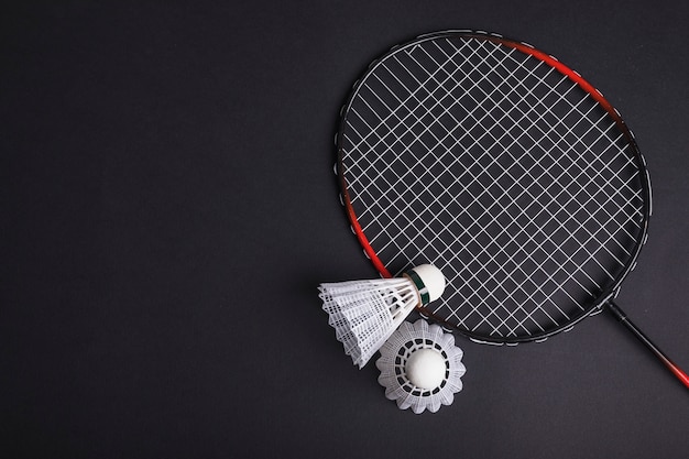 Badminton Et Volant Sur Fond Noir