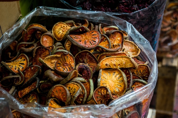 Bael dans des sacs secs vendus sur le marché.