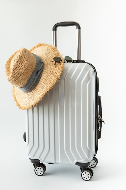 Bagage blanc chapeau voyage voyage à destination long week-end de vacances sur fond blanc