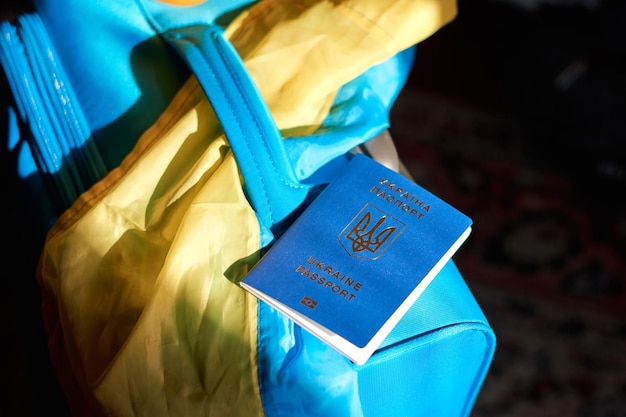 Bagages De Réfugiés Ukrainiens Avec Passeport Et Drapeau Bleu-jaune évacuation De Civils D'ukraine