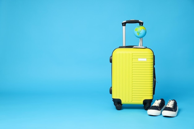 Bagages de valise pour les voyages d'été et l'espace de vacances pour le texte