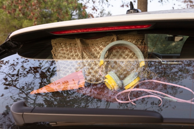 Photo bagages vus depuis la vitre arrière de la voiture