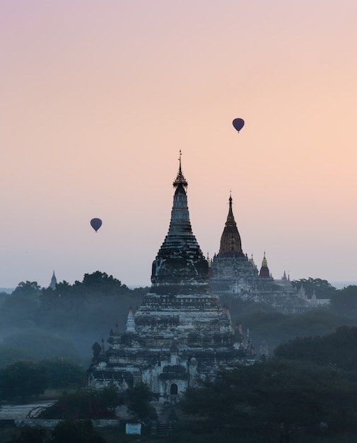 Bagan au lever du soleil avec montgolfière, Myanmar