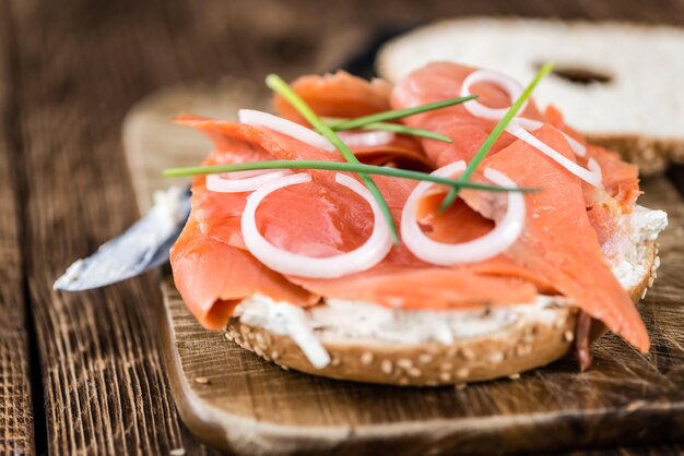 Bagel au saumon sur fond de bois