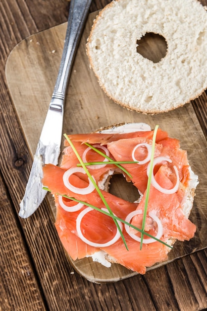 Bagel au saumon sur fond de bois