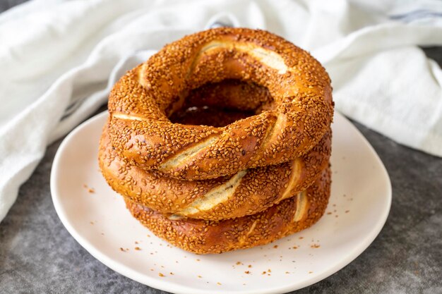 Bagel au sésame Bagel turc sur fond sombre Produits de boulangerie en gros plan