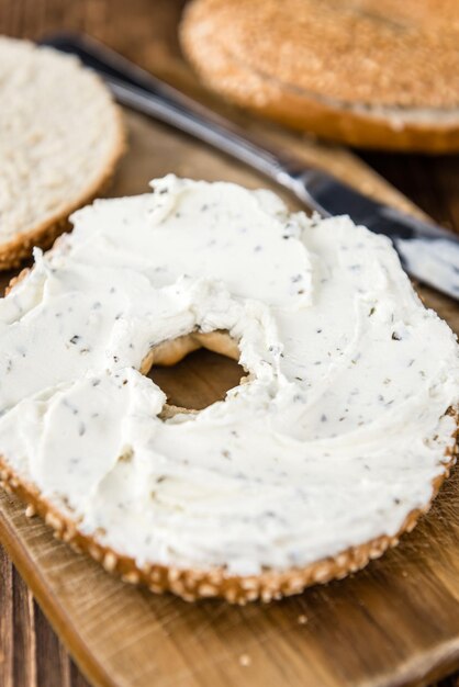 Bagel au sésame avec fromage à la crème