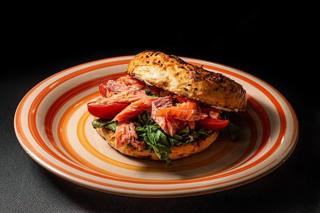 Bagel au thon et pain atrésanal avec laitue et tomate