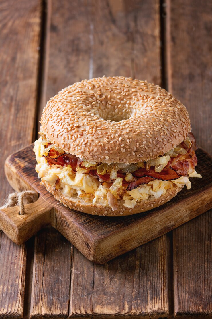 Photo bagel aux lardons et œufs brouillés