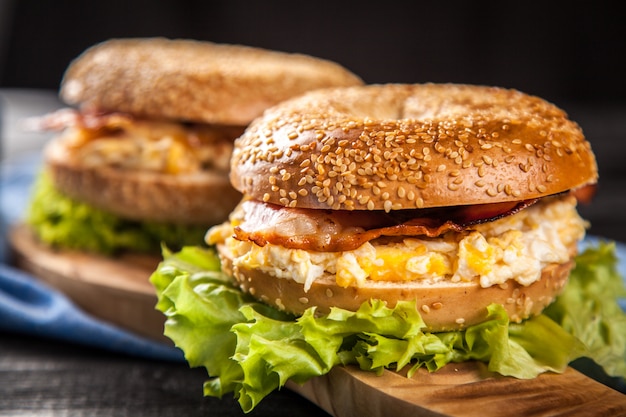 Bagel aux lardons et œufs