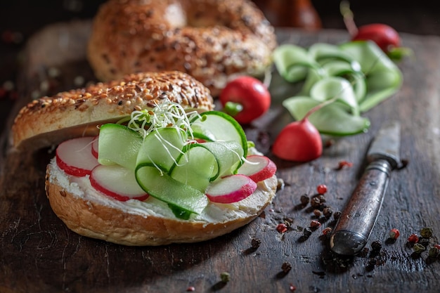 Bagel doré délicieux et sain avec radis et fromage cottage