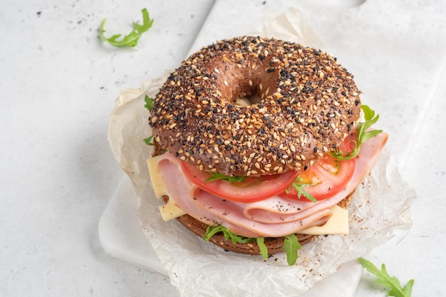 Bagel fourré au fromage à la crème de jambon et à la tomate