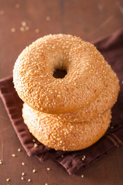 Bagel frais au sésame pour le petit déjeuner