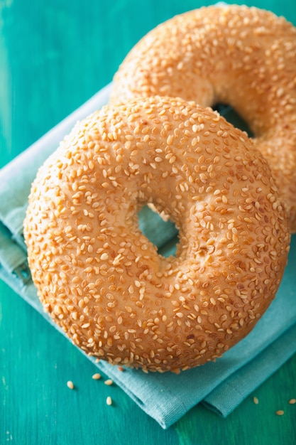 Bagel frais au sésame pour le petit déjeuner